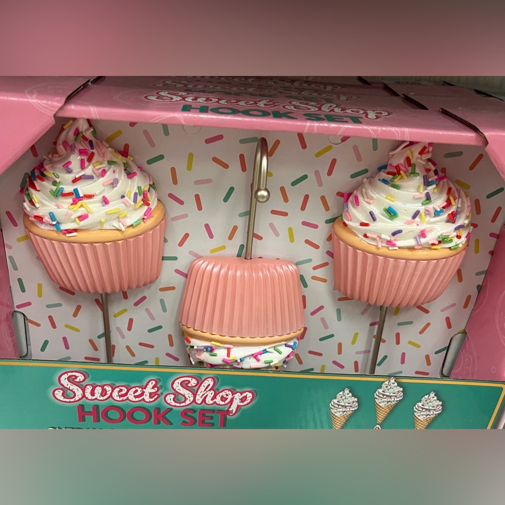 Cool cupcake wall hooks